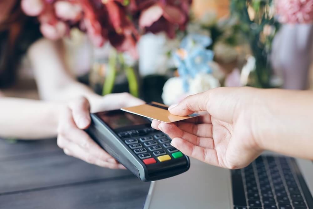 Ako účtovať platby kartou v jednoduchom účtovníctve z pohľadu odberateľa aj dodávateľa